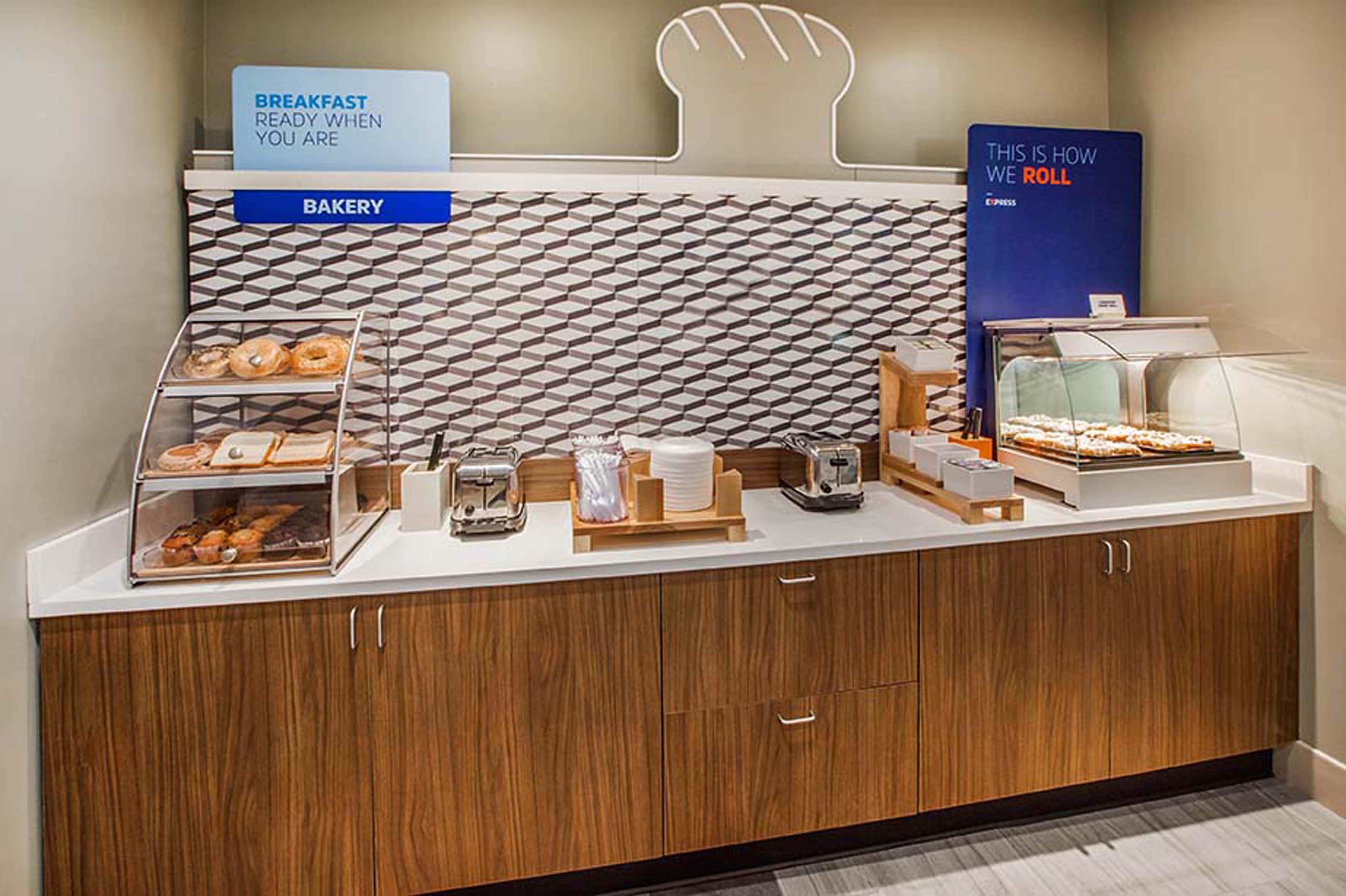 Holiday Inn Express & Suites By Ihg Altoona By Ihg Esterno foto