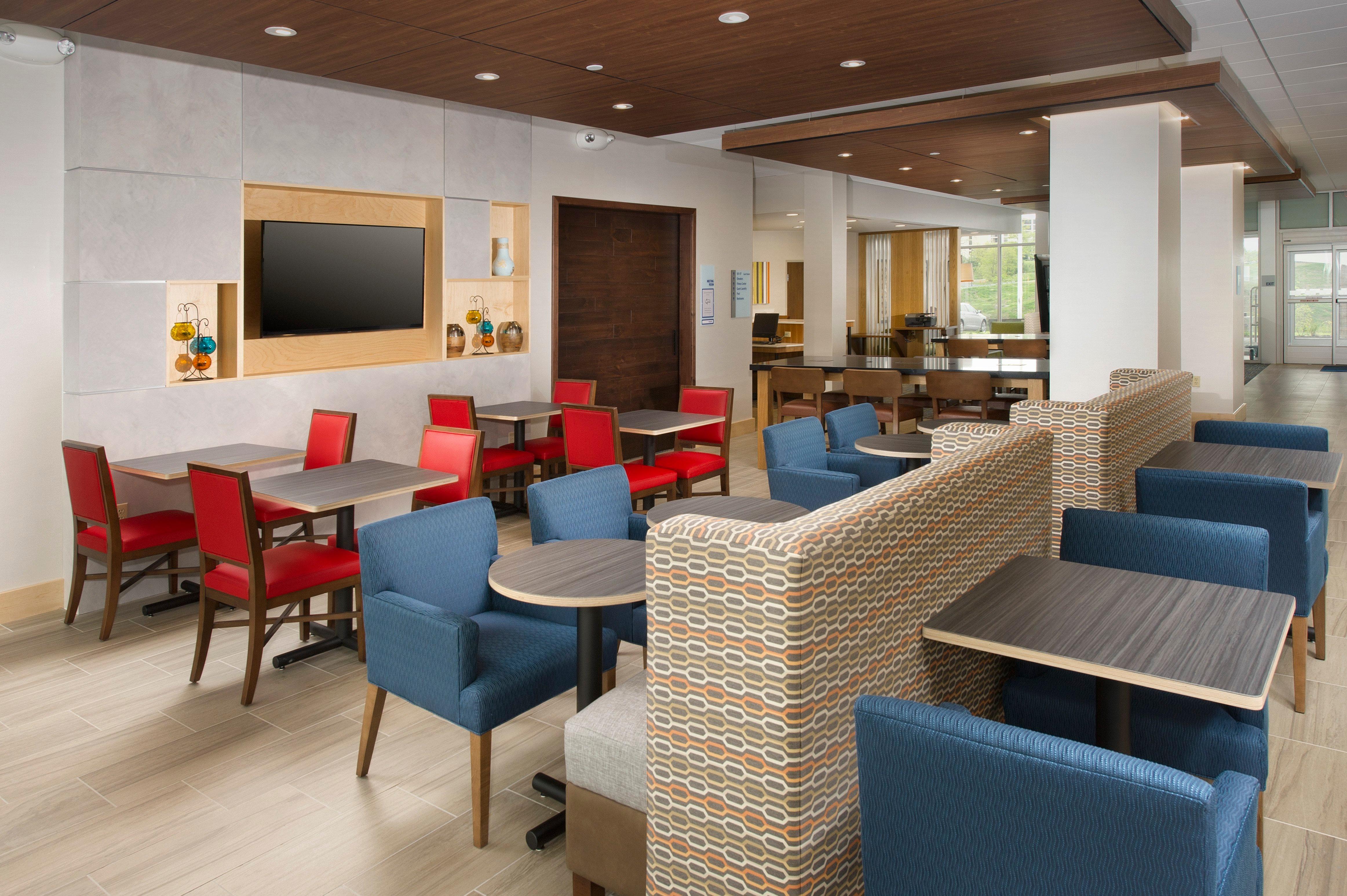 Holiday Inn Express & Suites By Ihg Altoona By Ihg Esterno foto