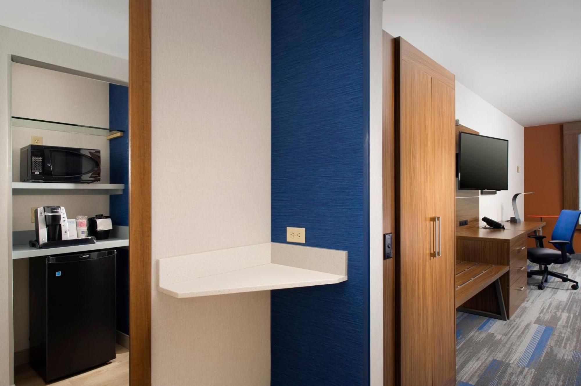 Holiday Inn Express & Suites By Ihg Altoona By Ihg Esterno foto