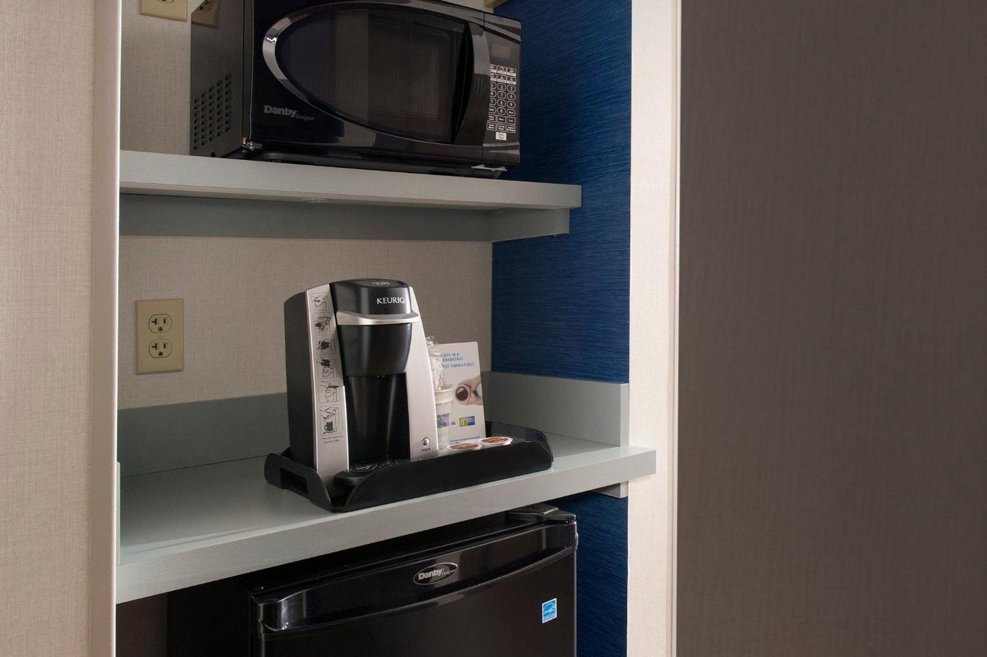 Holiday Inn Express & Suites By Ihg Altoona By Ihg Esterno foto
