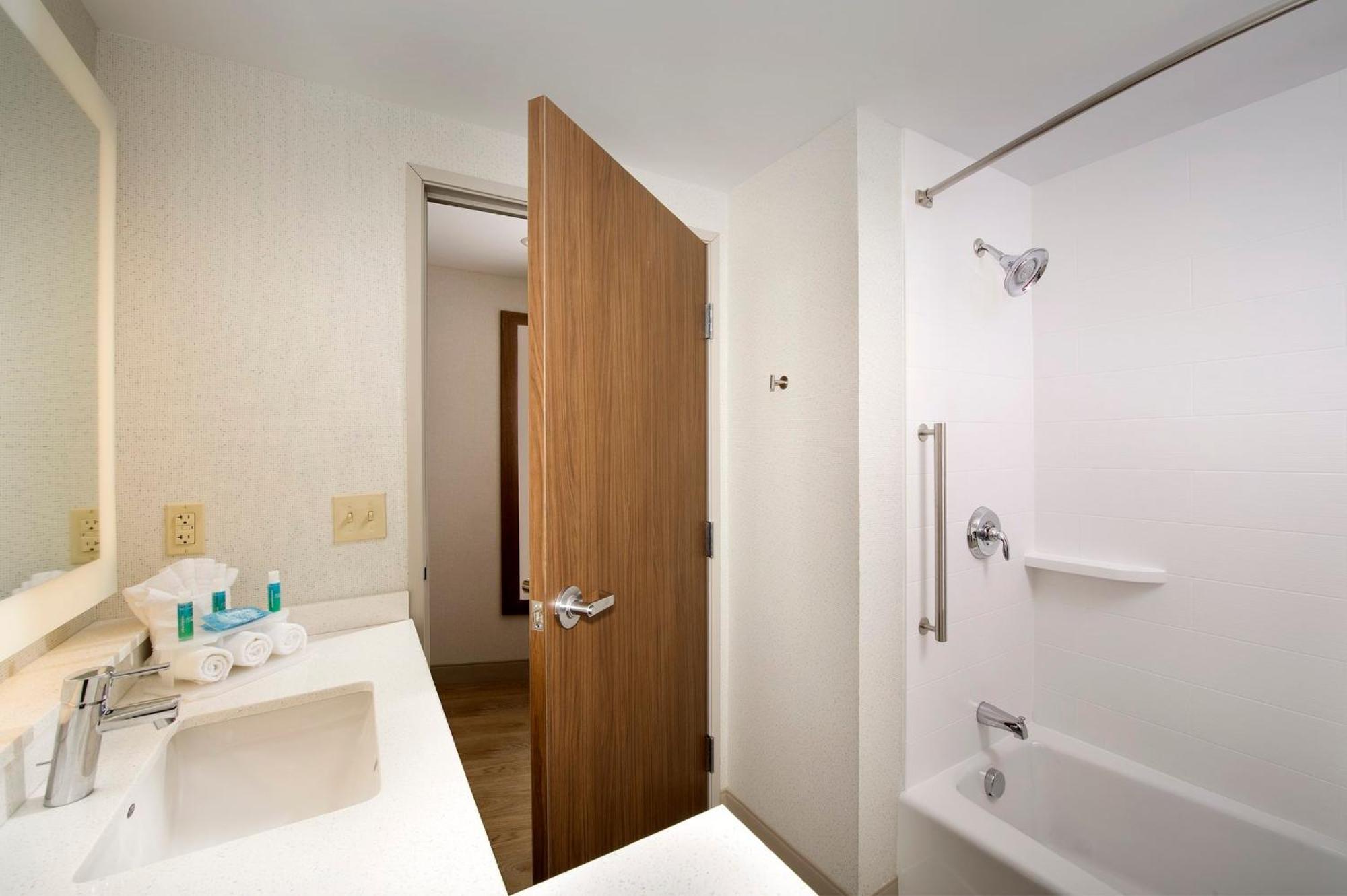 Holiday Inn Express & Suites By Ihg Altoona By Ihg Esterno foto