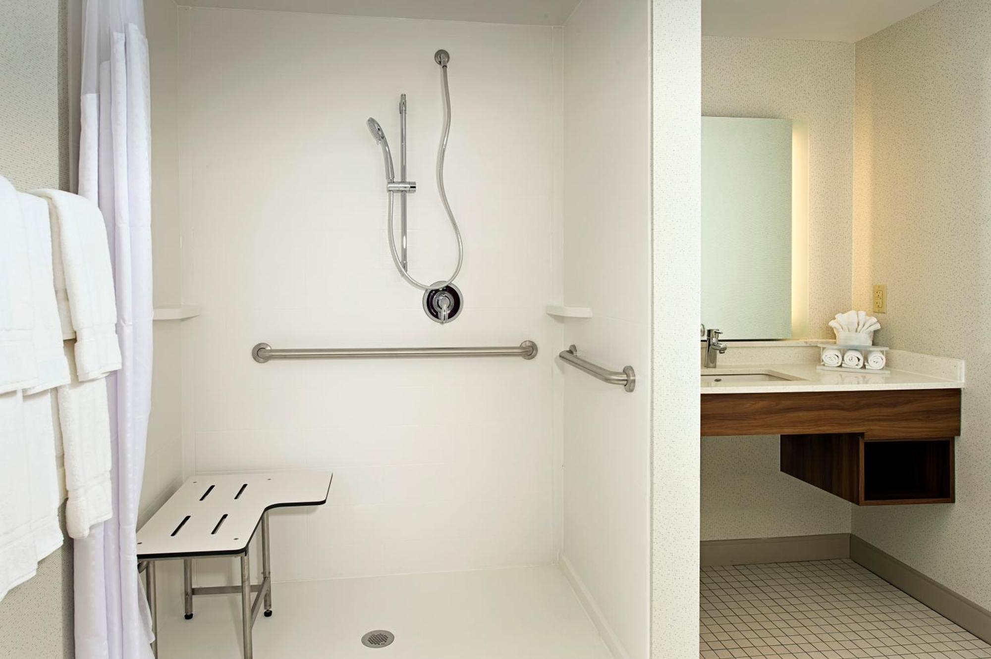 Holiday Inn Express & Suites By Ihg Altoona By Ihg Esterno foto