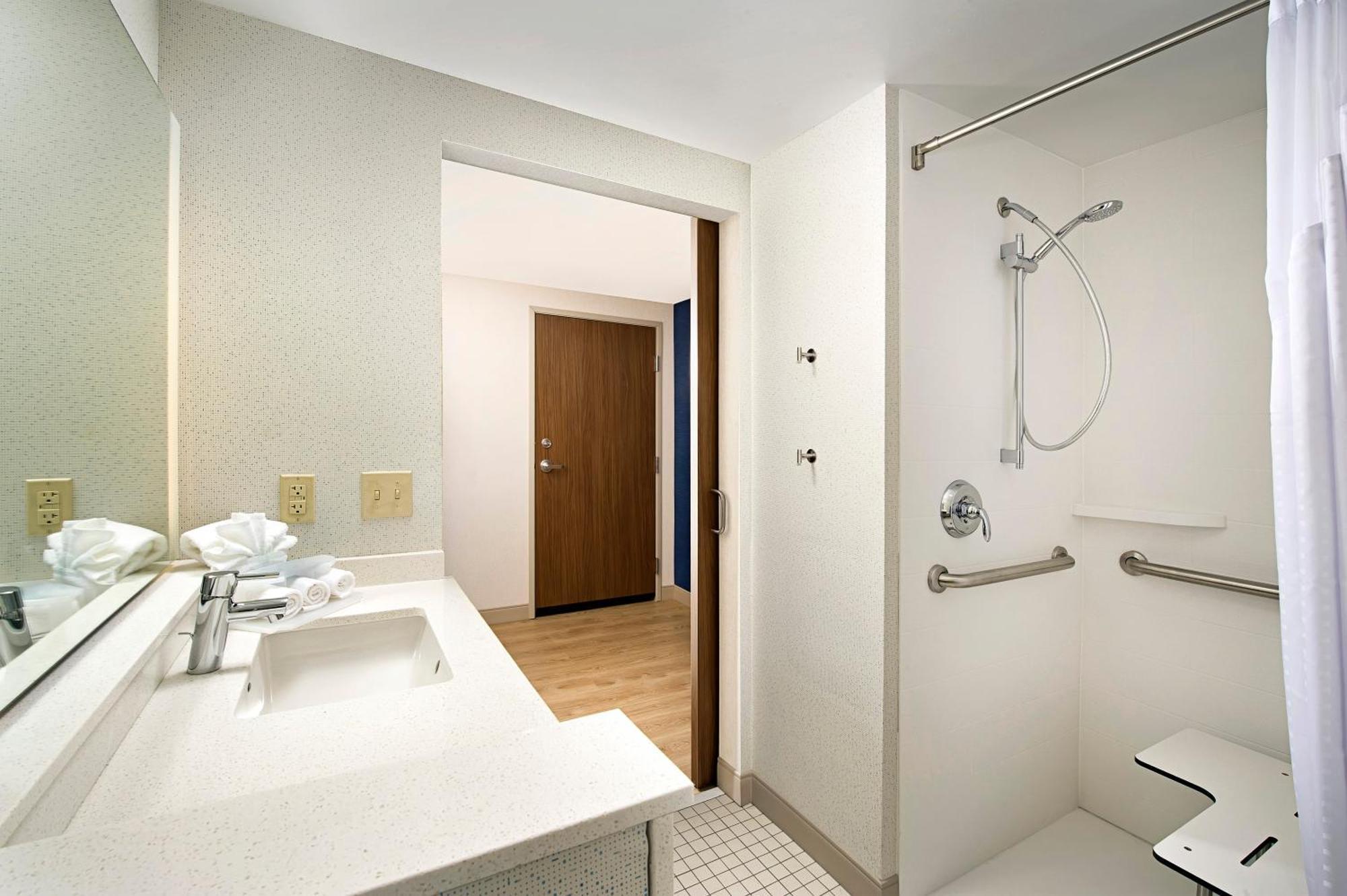 Holiday Inn Express & Suites By Ihg Altoona By Ihg Esterno foto